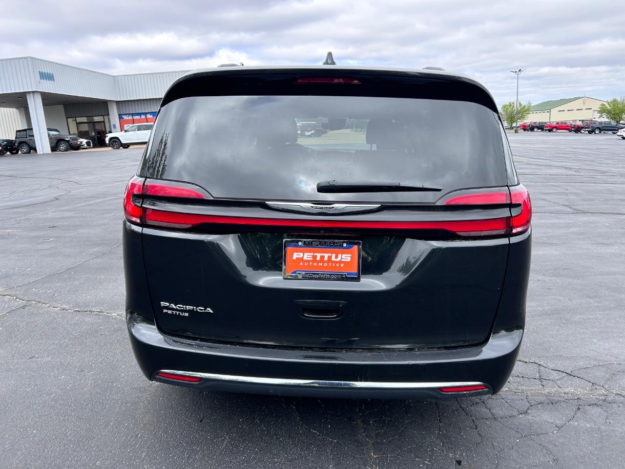 2022 Brilliant Black Crystal Pearlcoat Chrysler Pacifica Touring L FWD Van