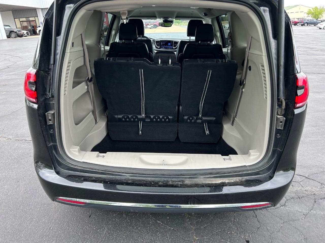 2022 Brilliant Black Crystal Pearlcoat Chrysler Pacifica Touring L FWD Van