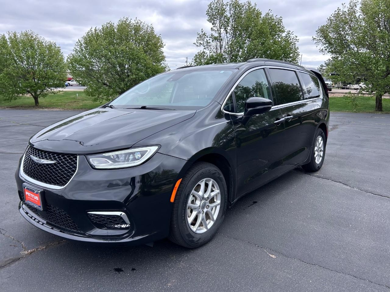 2022 Brilliant Black Crystal Pearlcoat Chrysler Pacifica Touring L FWD Van