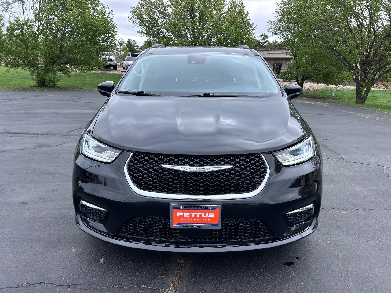 2022 Brilliant Black Crystal Pearlcoat Chrysler Pacifica Touring L FWD Van