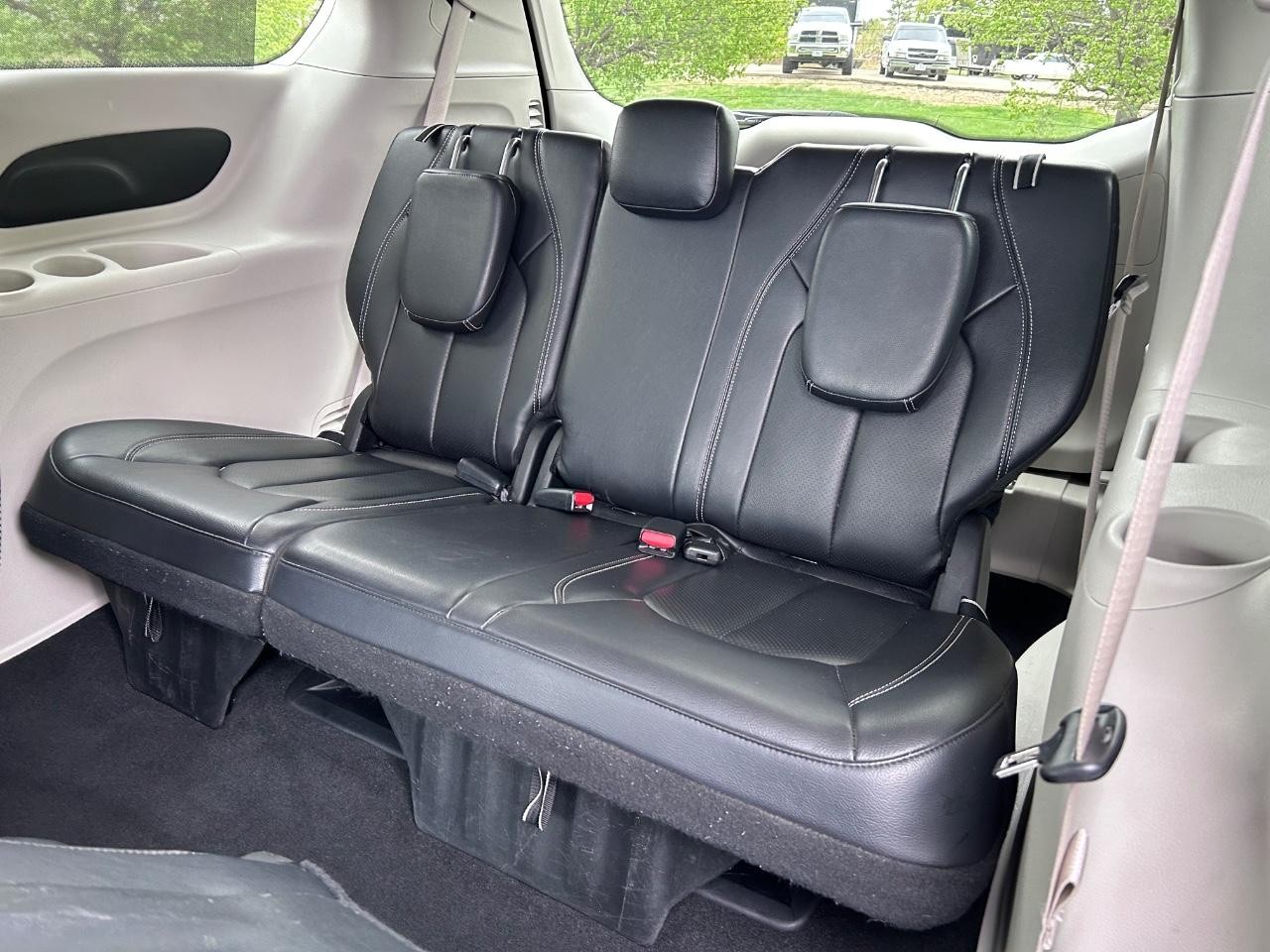 2022 Brilliant Black Crystal Pearlcoat Chrysler Pacifica Touring L FWD Van