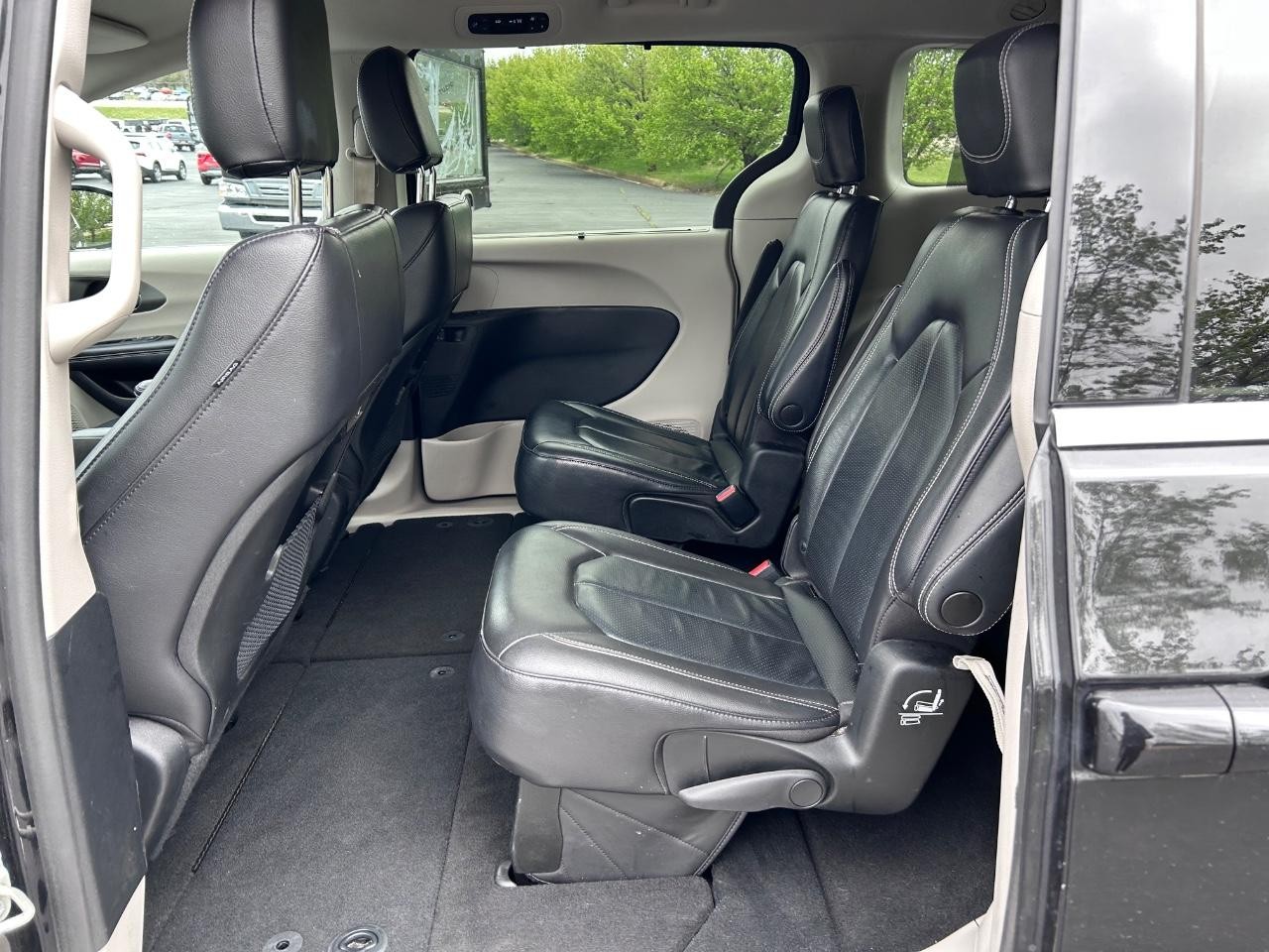2022 Brilliant Black Crystal Pearlcoat Chrysler Pacifica Touring L FWD Van