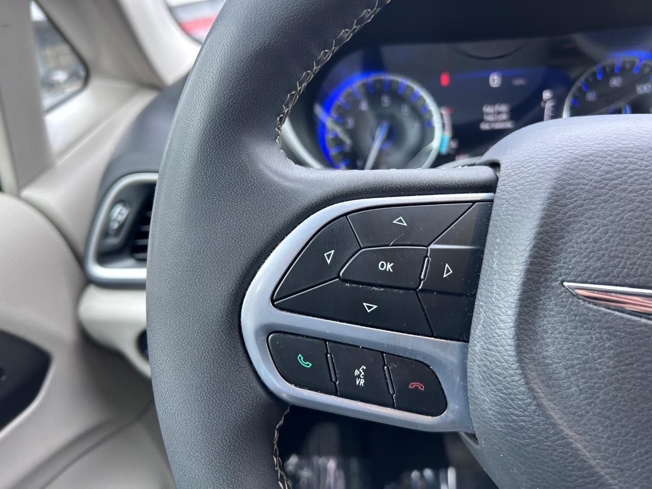 2022 Brilliant Black Crystal Pearlcoat Chrysler Pacifica Touring L FWD Van