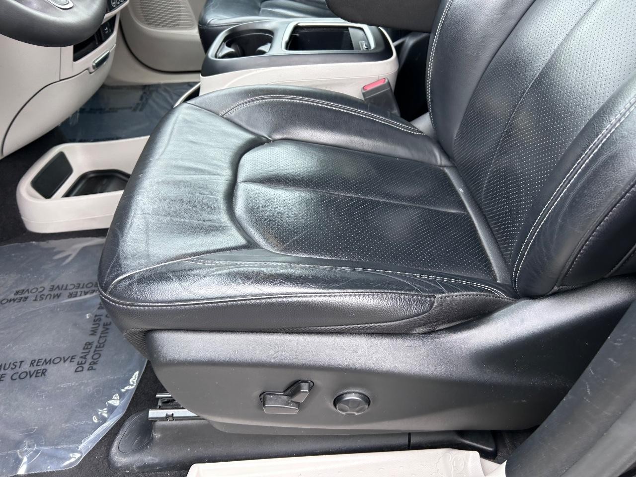 2022 Brilliant Black Crystal Pearlcoat Chrysler Pacifica Touring L FWD Van