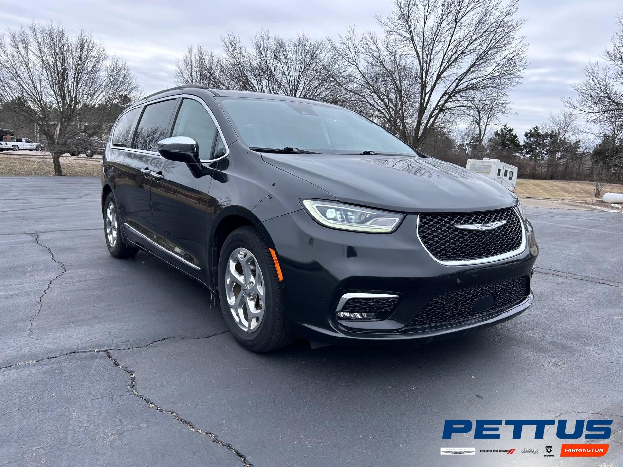 2022 Brilliant Black Crystal Pearlcoat Chrysler Pacifica Limited Van