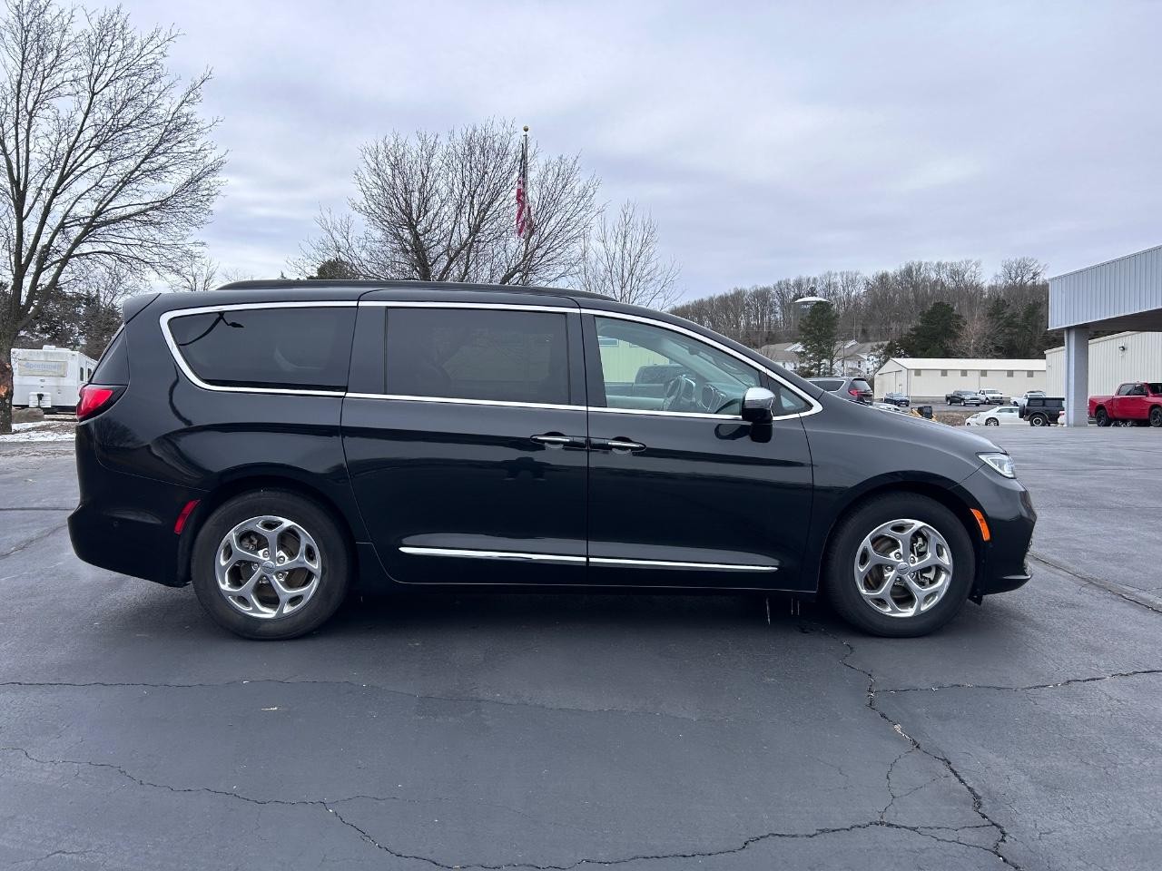 2022 Brilliant Black Crystal Pearlcoat Chrysler Pacifica Limited FWD Van