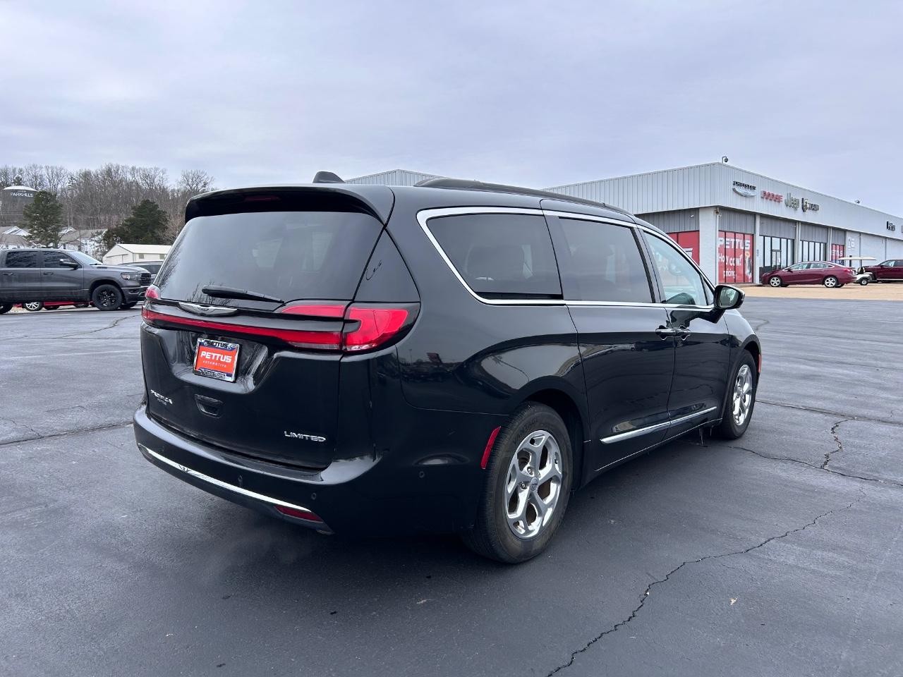 2022 Brilliant Black Crystal Pearlcoat Chrysler Pacifica Limited FWD Van