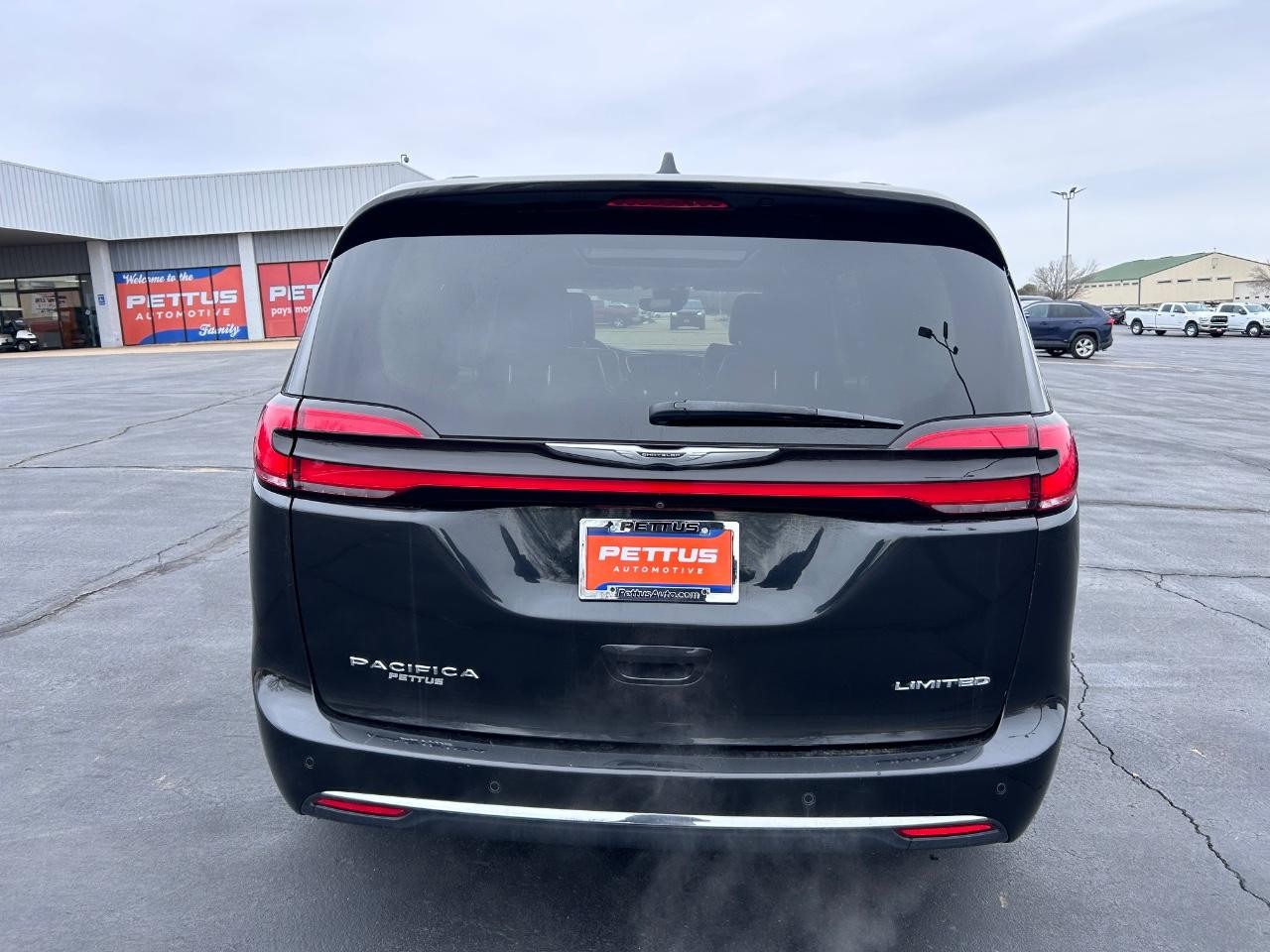 2022 Brilliant Black Crystal Pearlcoat Chrysler Pacifica Limited FWD Van