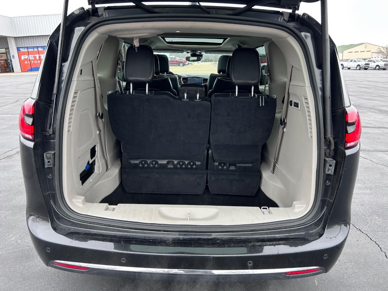 2022 Brilliant Black Crystal Pearlcoat Chrysler Pacifica Limited FWD Van