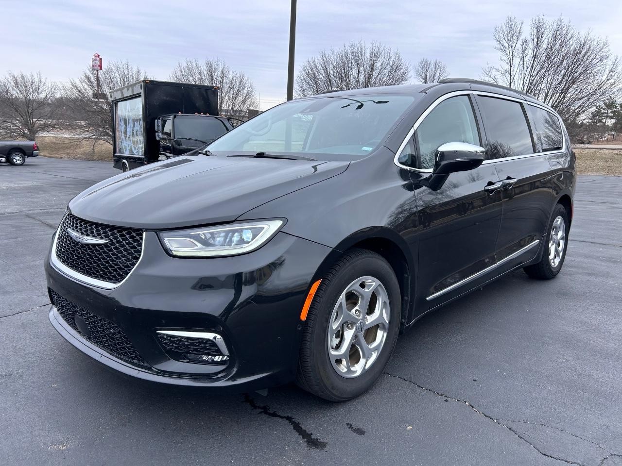 2022 Brilliant Black Crystal Pearlcoat Chrysler Pacifica Limited FWD Van