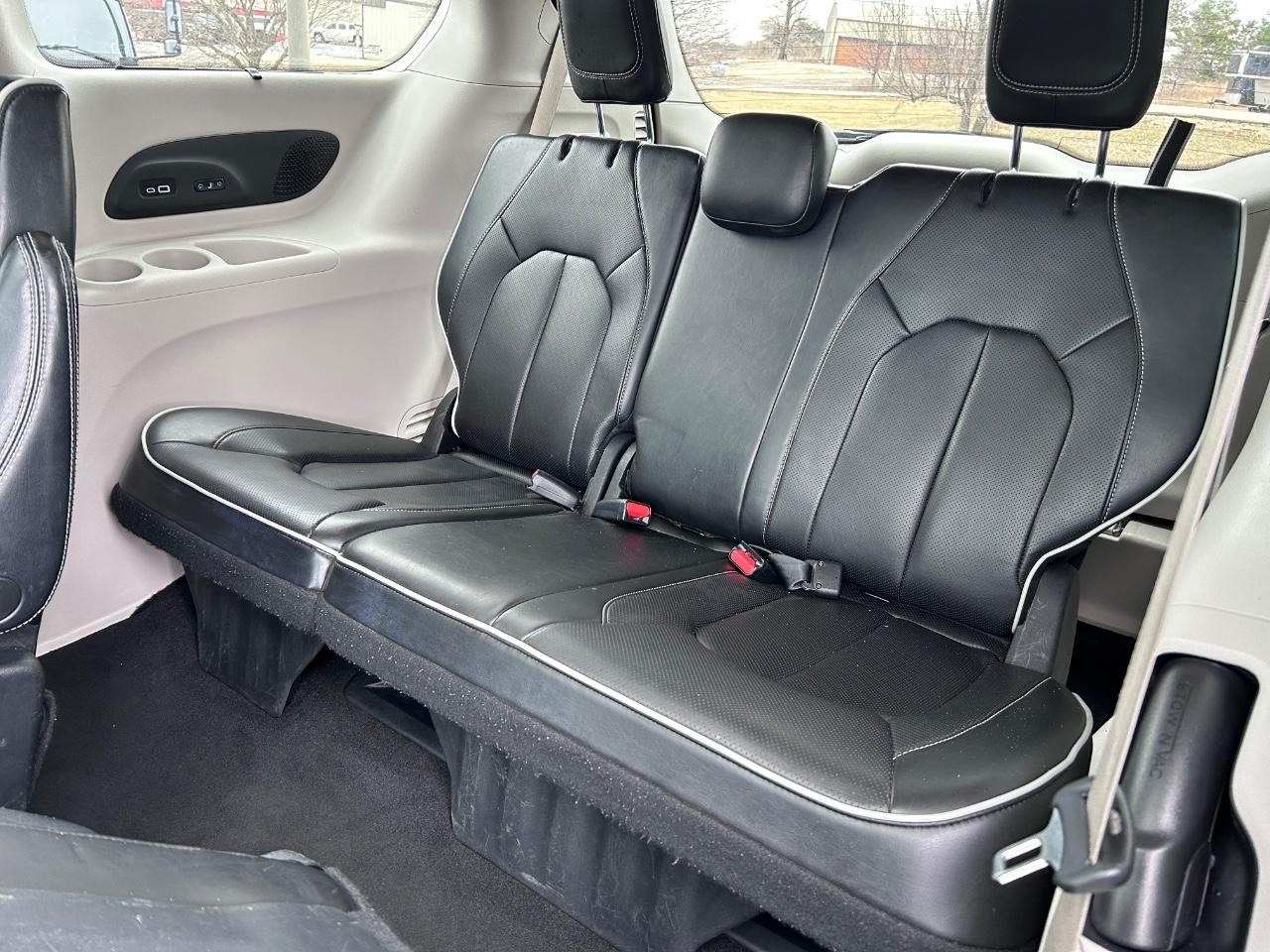 2022 Brilliant Black Crystal Pearlcoat Chrysler Pacifica Limited FWD Van