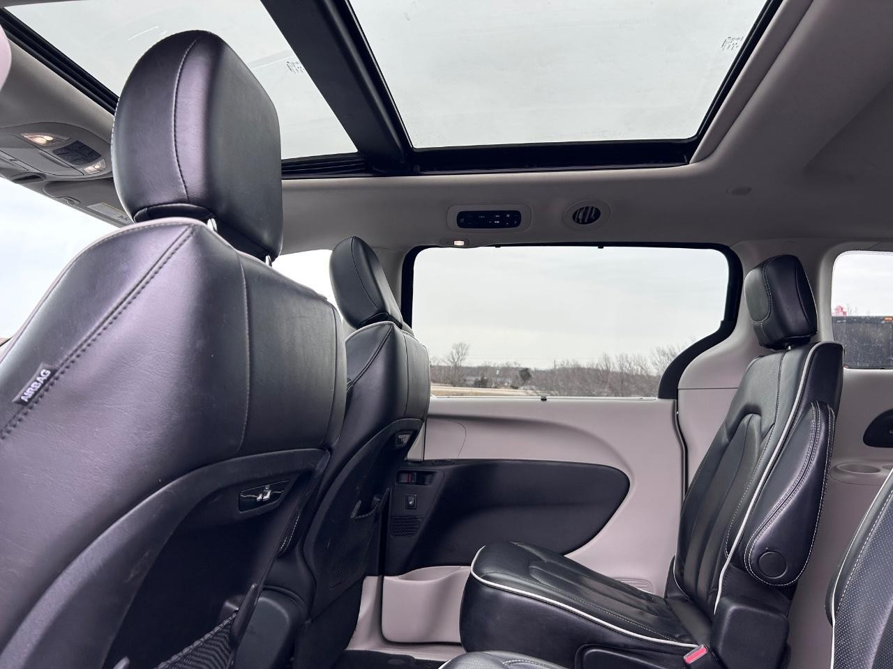 2022 Brilliant Black Crystal Pearlcoat Chrysler Pacifica Limited FWD Van