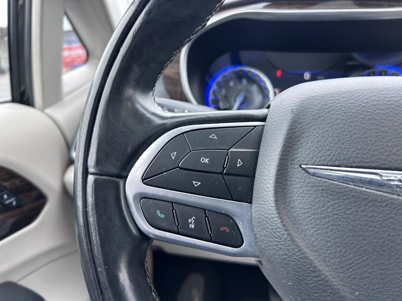 2022 Brilliant Black Crystal Pearlcoat Chrysler Pacifica Limited FWD Van
