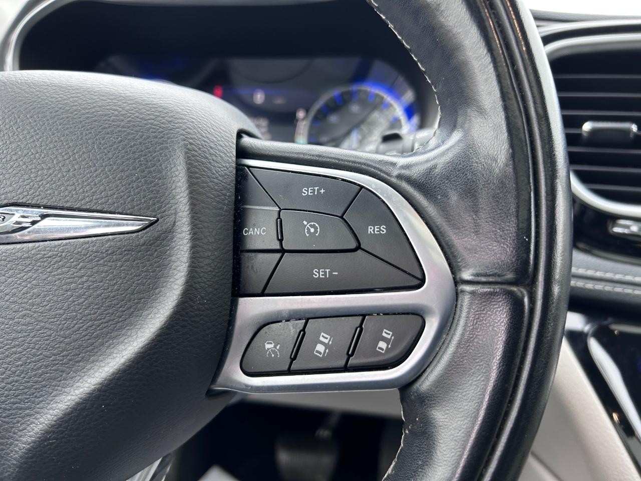 2022 Brilliant Black Crystal Pearlcoat Chrysler Pacifica Limited FWD Van