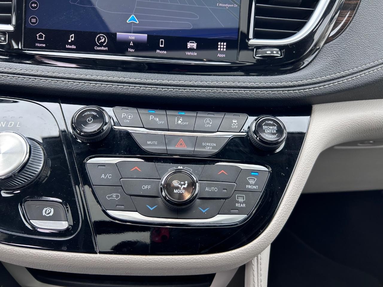 2022 Brilliant Black Crystal Pearlcoat Chrysler Pacifica Limited FWD Van