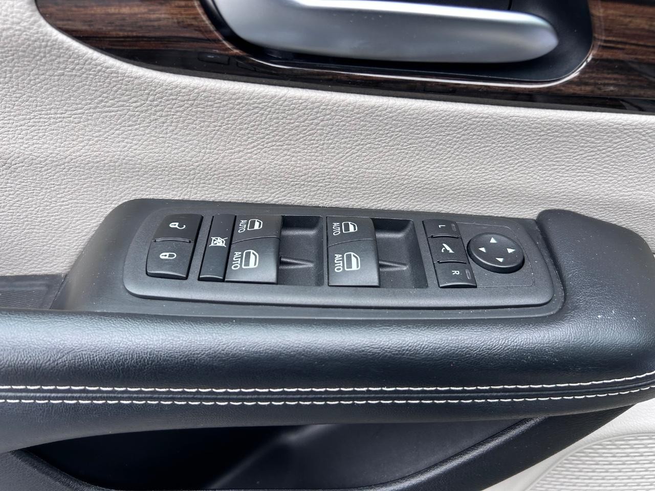 2022 Brilliant Black Crystal Pearlcoat Chrysler Pacifica Limited FWD Van
