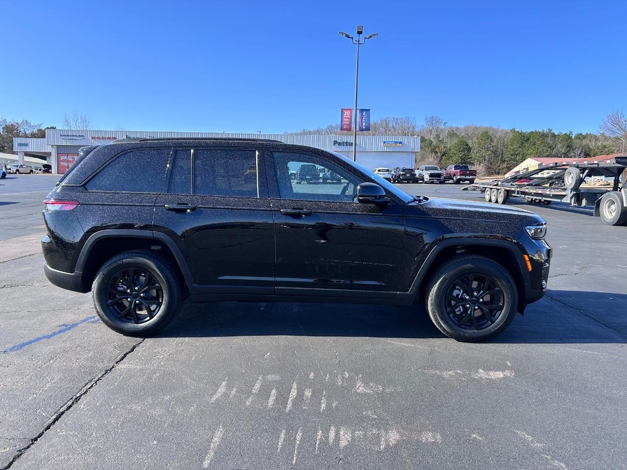 2025 Diamond Black Crystal Pearlcoat Jeep Grand Cherokee Altitude X 4X4 SUV