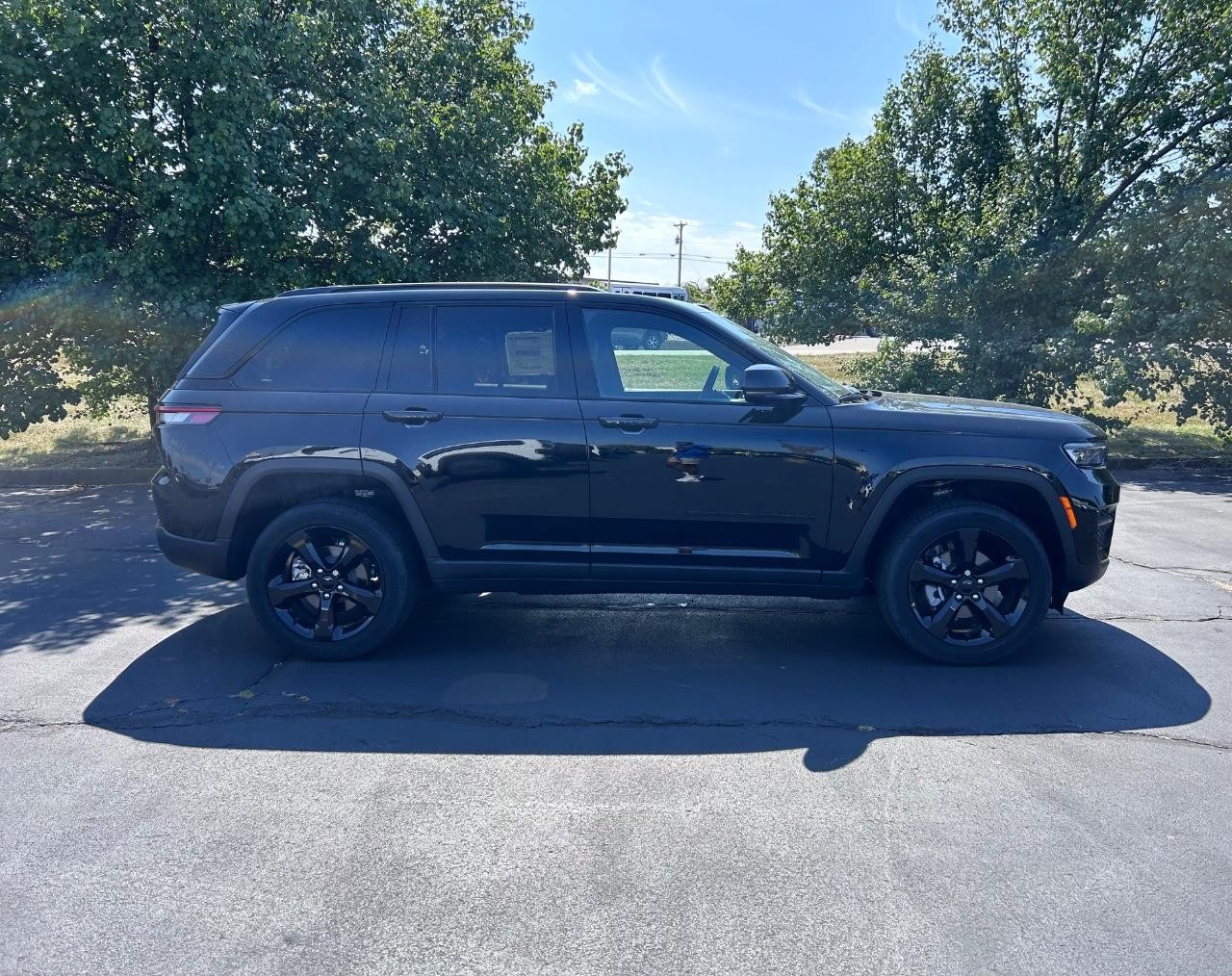 2025 Diamond Black Crystal Pearlcoat Jeep Grand Cherokee Altitude X 4X4 SUV