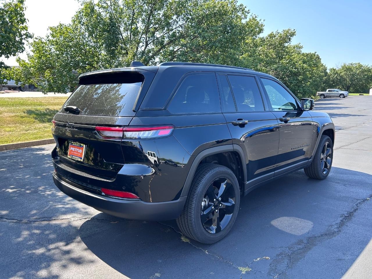 2025 Diamond Black Crystal Pearlcoat Jeep Grand Cherokee Altitude X 4X4 SUV