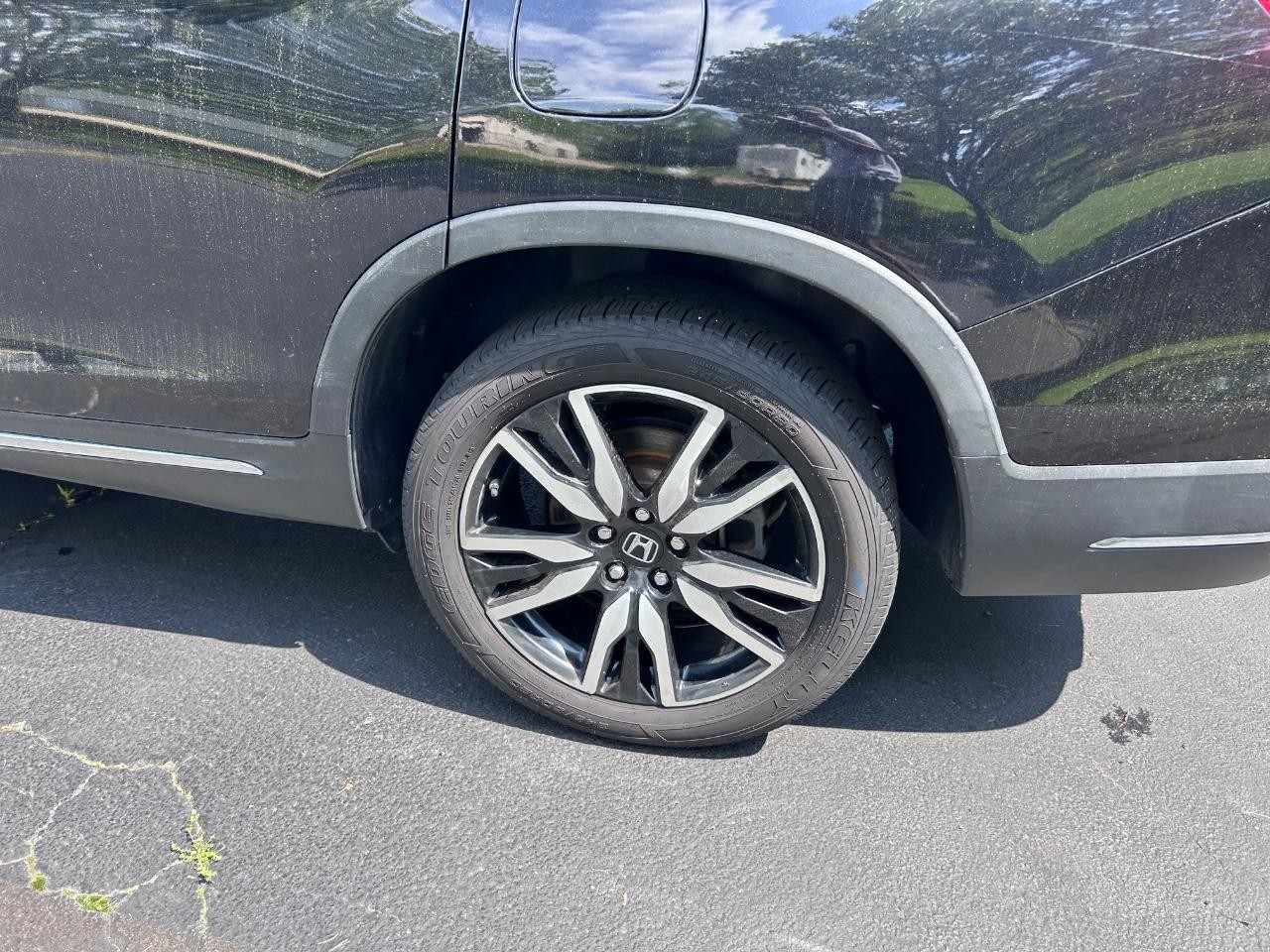 2019 Crystal Black Pearl Honda Pilot Touring 8 Passenger AWD SUV