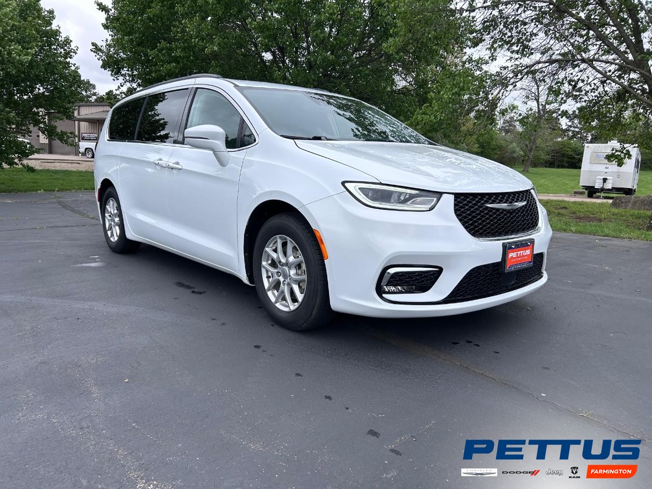 2022 Bright White Clearcoat Chrysler Pacifica Touring L Van