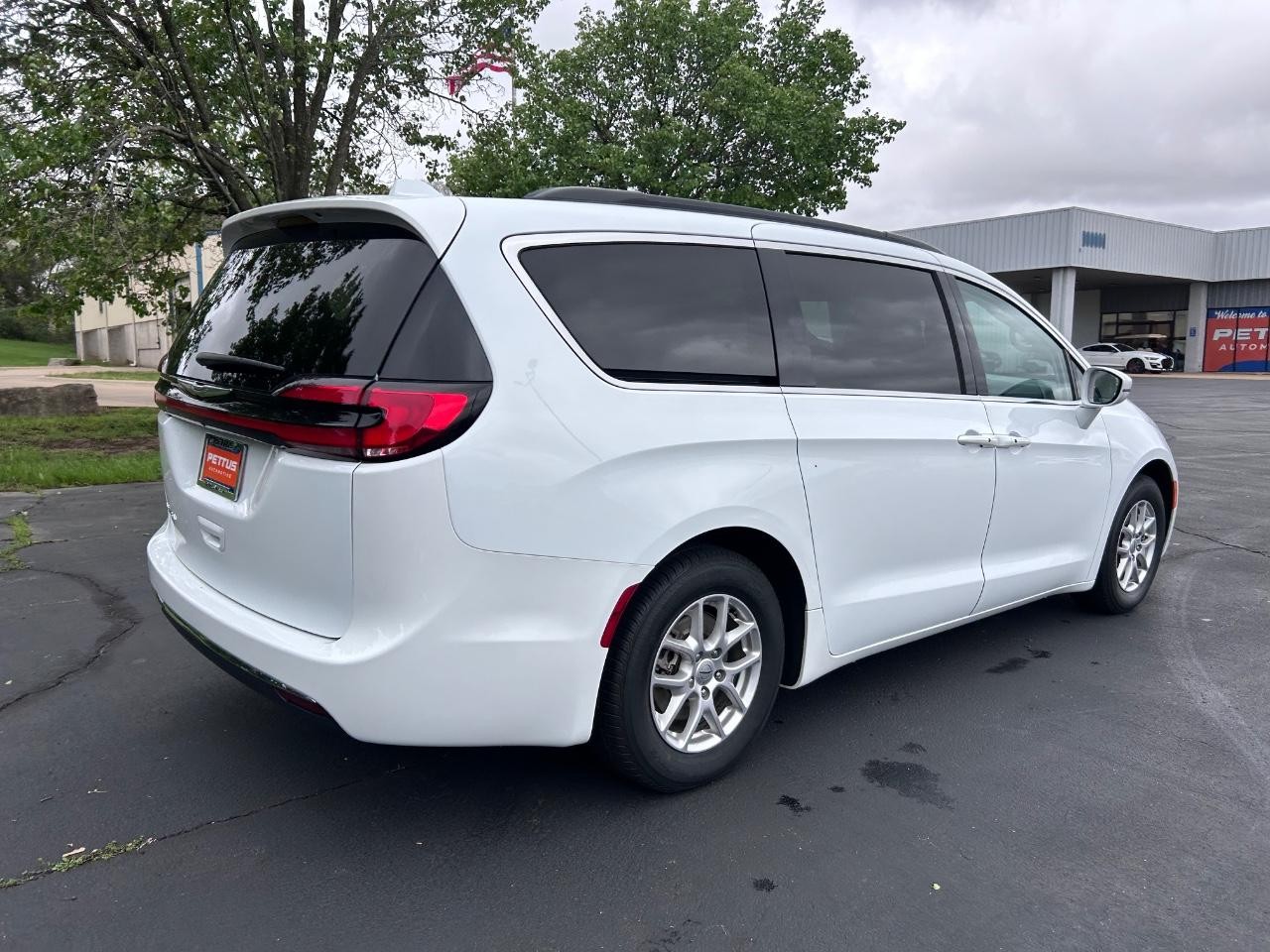 2022 Bright White Clearcoat Chrysler Pacifica Touring L FWD Van