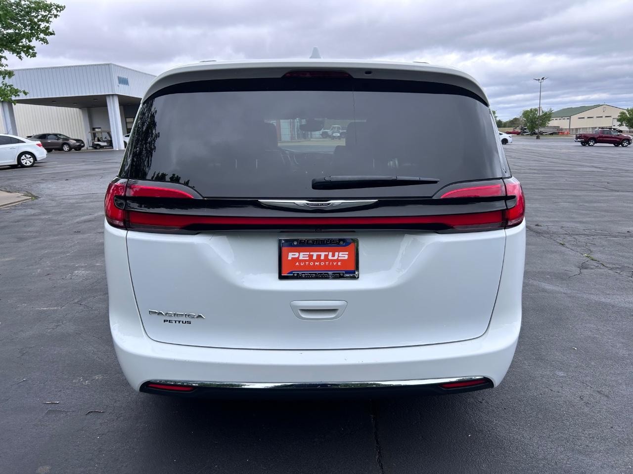 2022 Bright White Clearcoat Chrysler Pacifica Touring L FWD Van