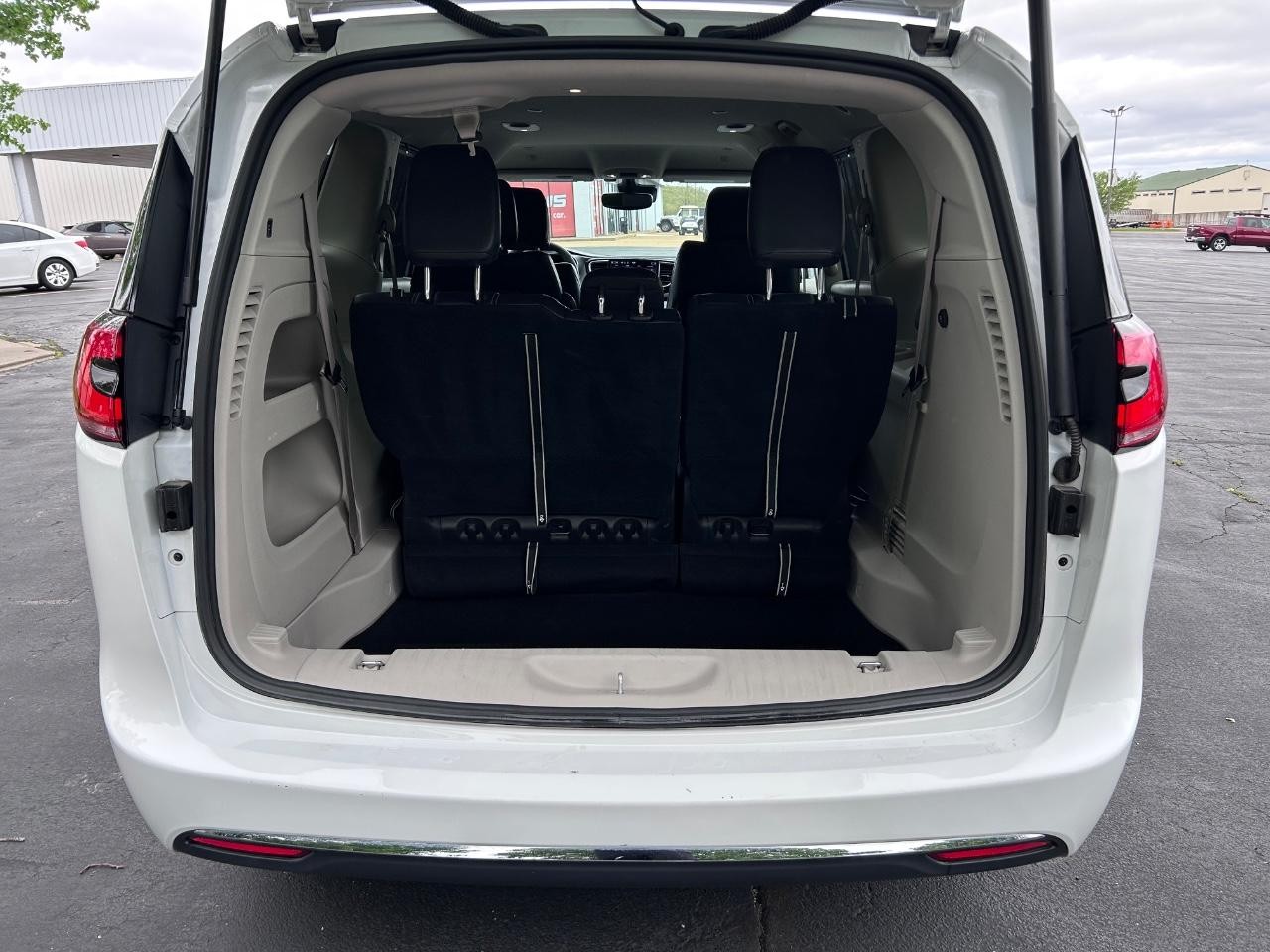 2022 Bright White Clearcoat Chrysler Pacifica Touring L FWD Van