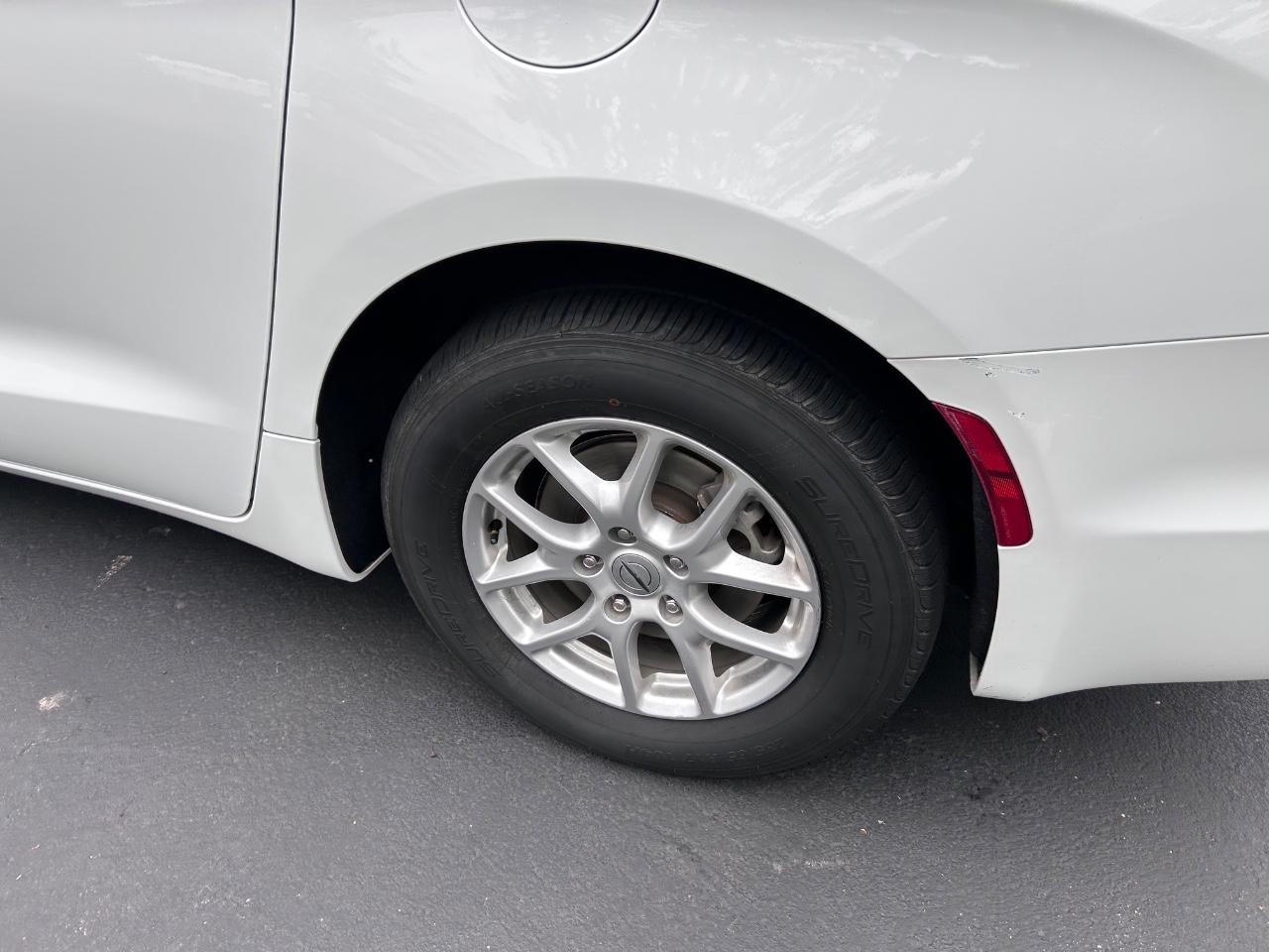 2022 Bright White Clearcoat Chrysler Pacifica Touring L FWD Van
