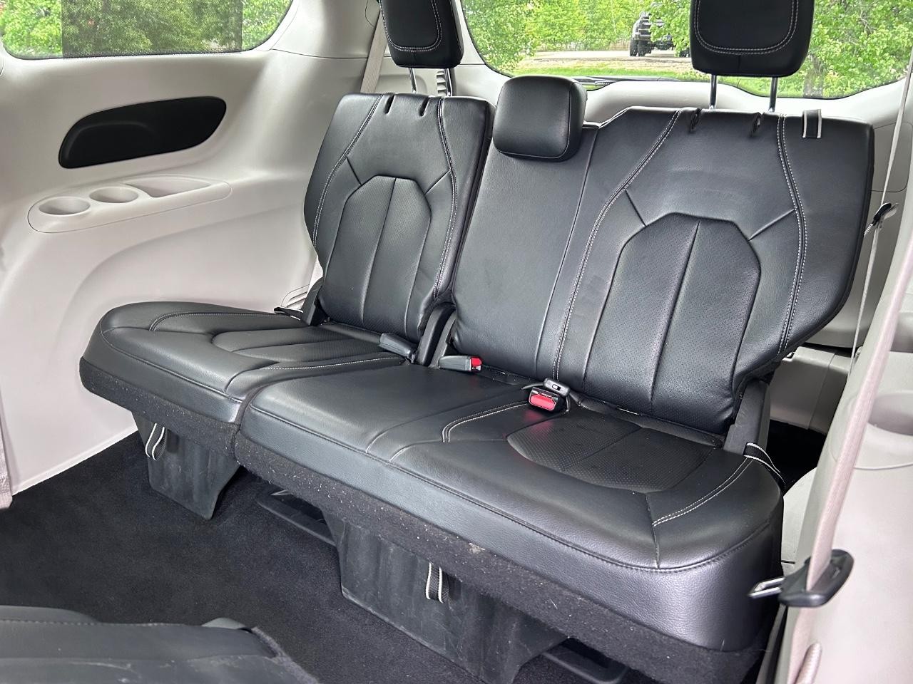 2022 Bright White Clearcoat Chrysler Pacifica Touring L FWD Van