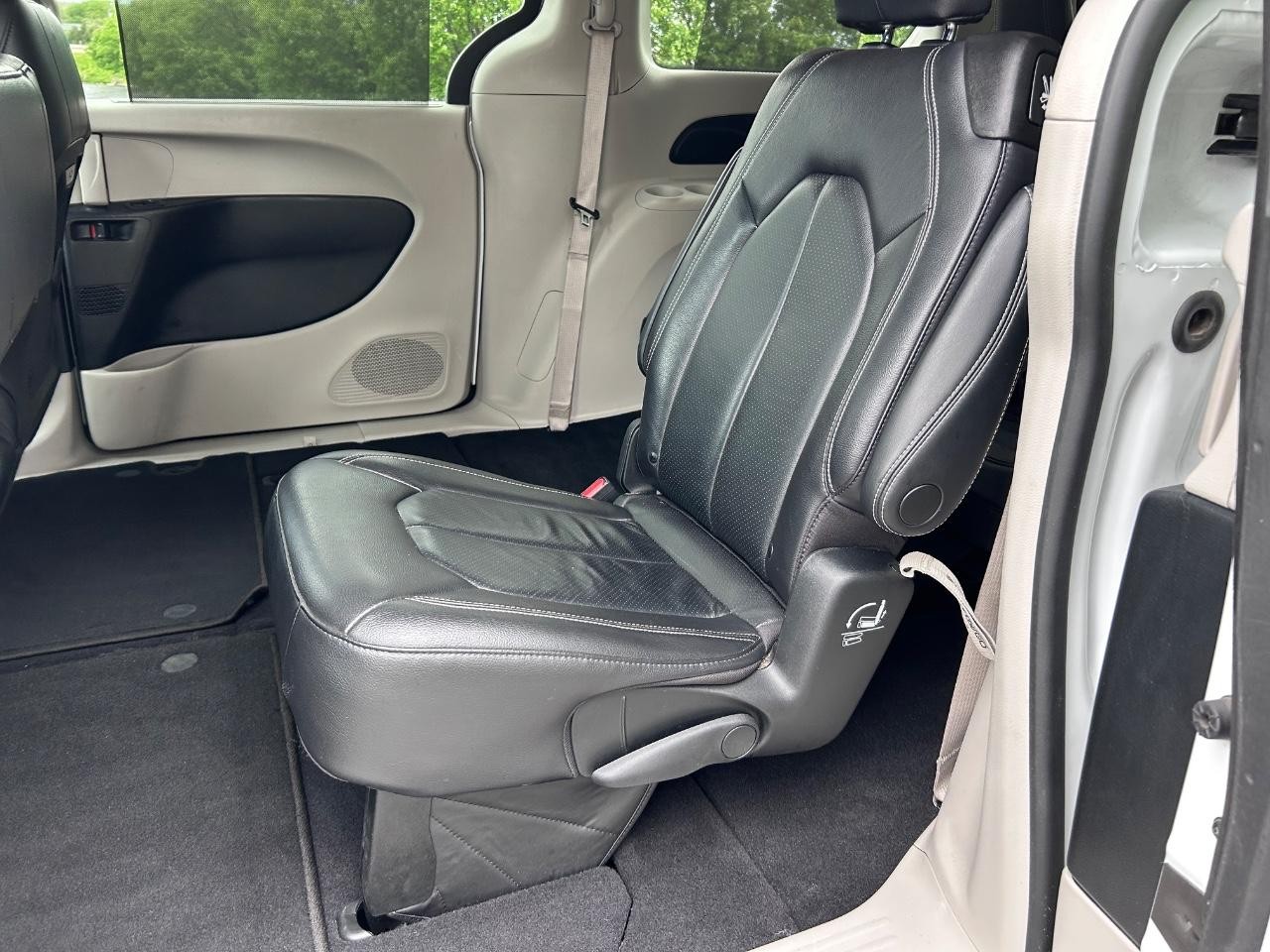 2022 Bright White Clearcoat Chrysler Pacifica Touring L FWD Van