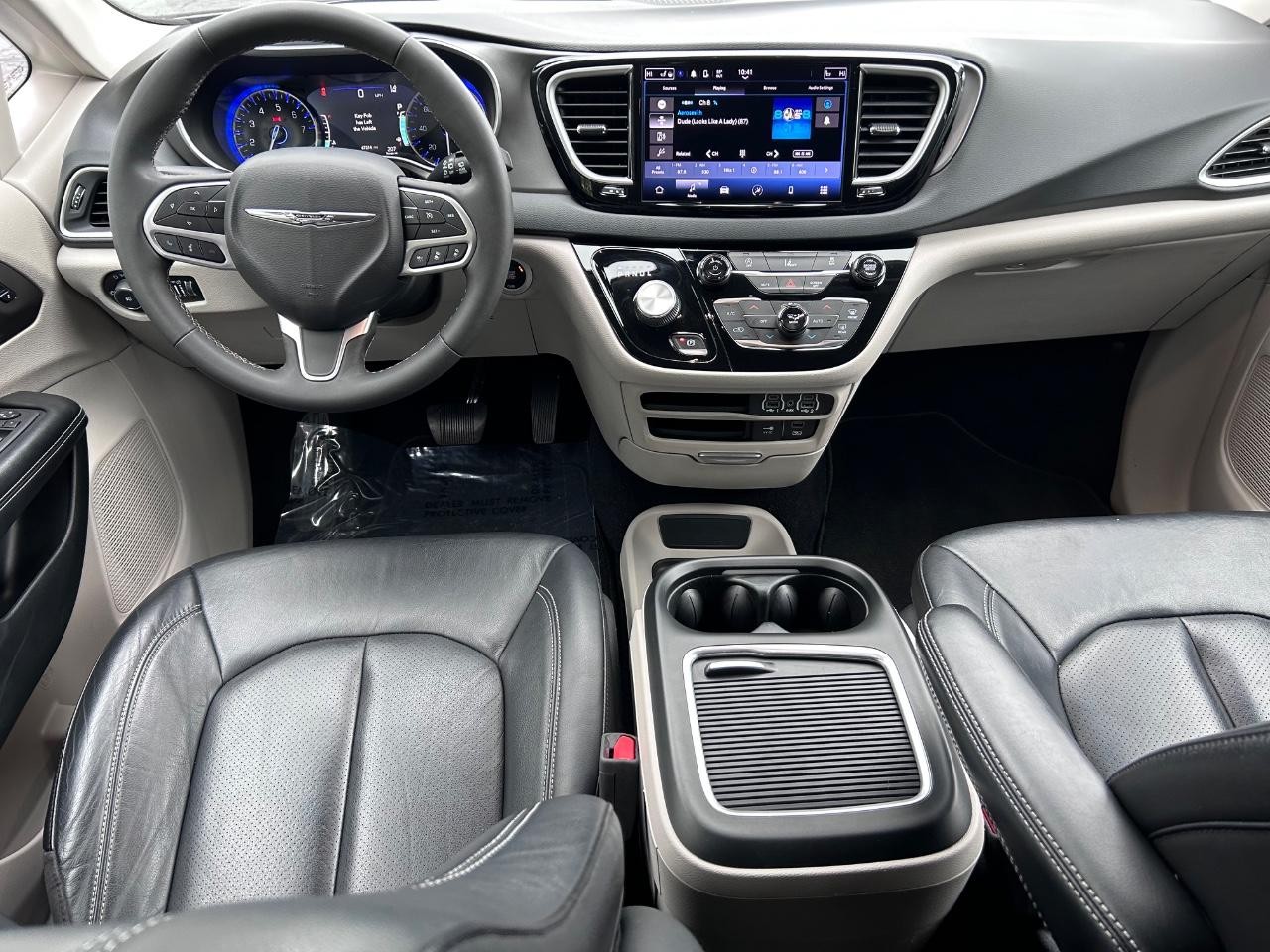 2022 Bright White Clearcoat Chrysler Pacifica Touring L FWD Van