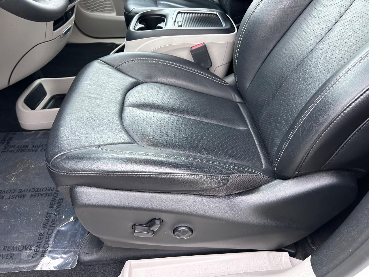2022 Bright White Clearcoat Chrysler Pacifica Touring L FWD Van