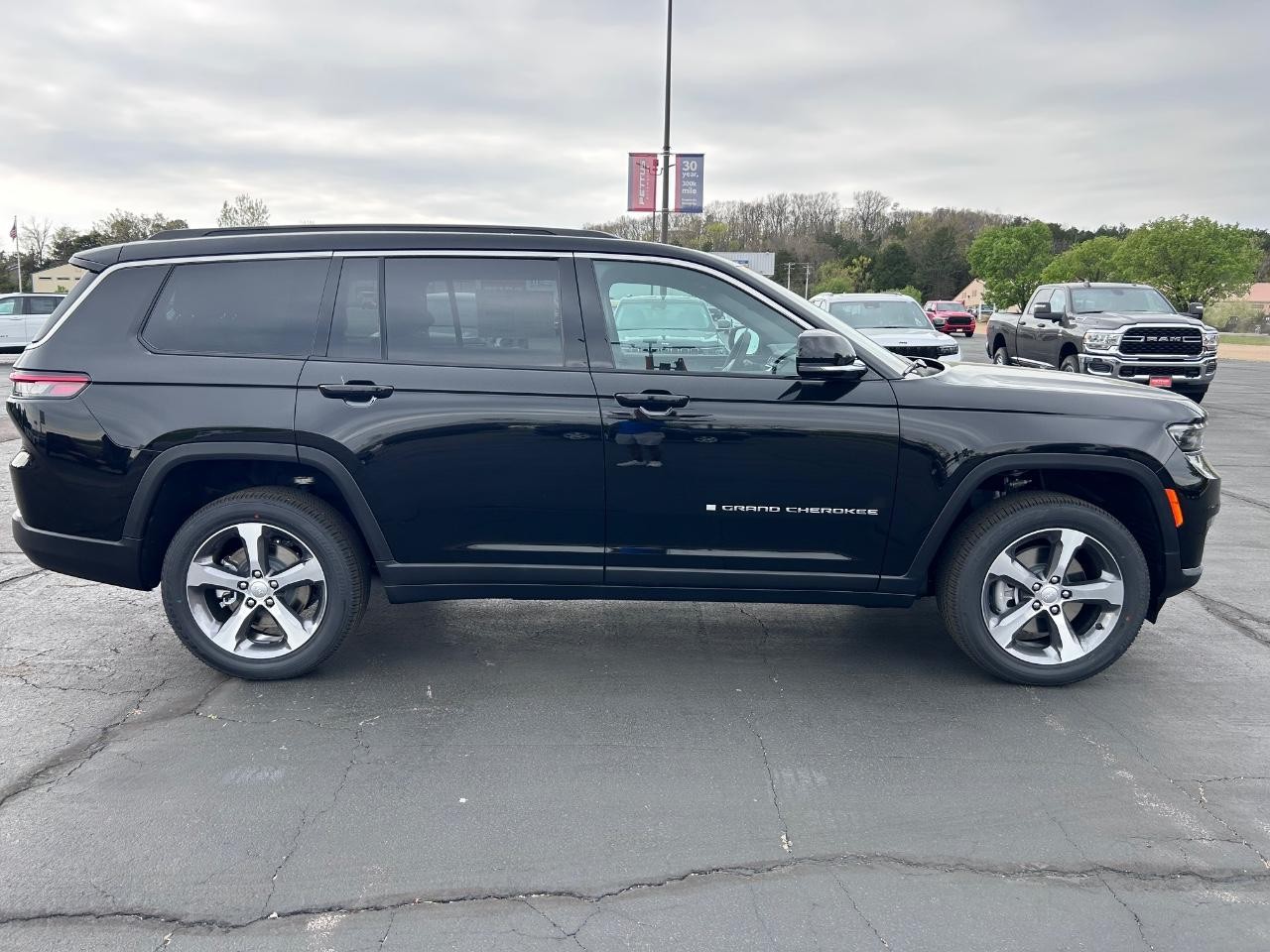 2025 Diamond Black Crystal Pearlcoat Jeep Grand Cherokee L Limited 4X4 SUV
