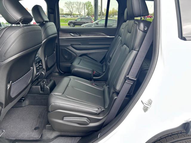 2025 Bright White Clearcoat Jeep Grand Cherokee Limited 4X4 SUV
