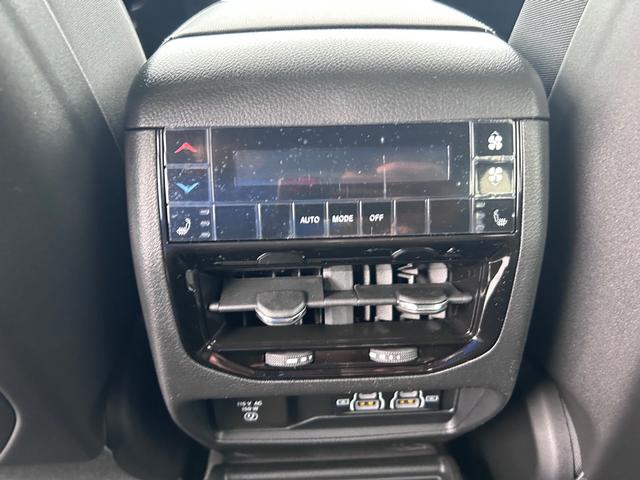 2025 Bright White Clearcoat Jeep Grand Cherokee Limited 4X4 SUV
