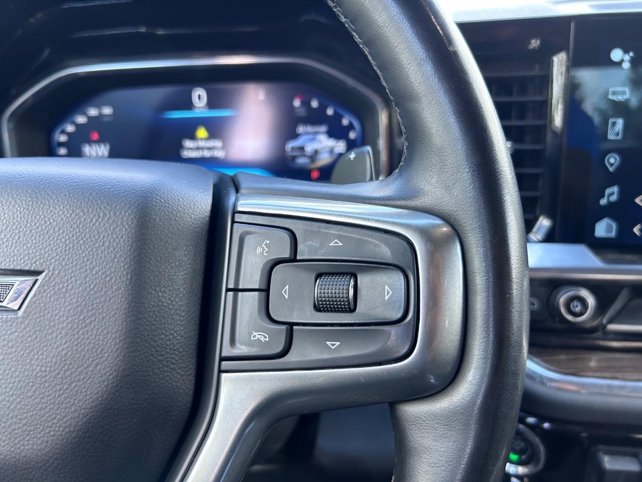 Chevrolet Silverado 1500 Vehicle Full-screen Gallery Image 13