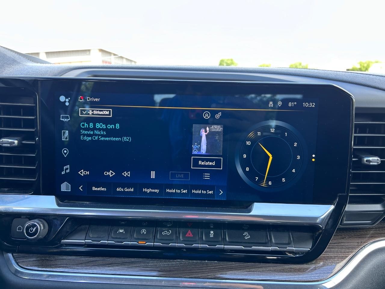 Chevrolet Silverado 1500 Vehicle Full-screen Gallery Image 14