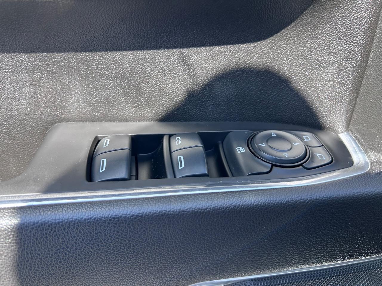 Chevrolet Silverado 1500 Vehicle Full-screen Gallery Image 18