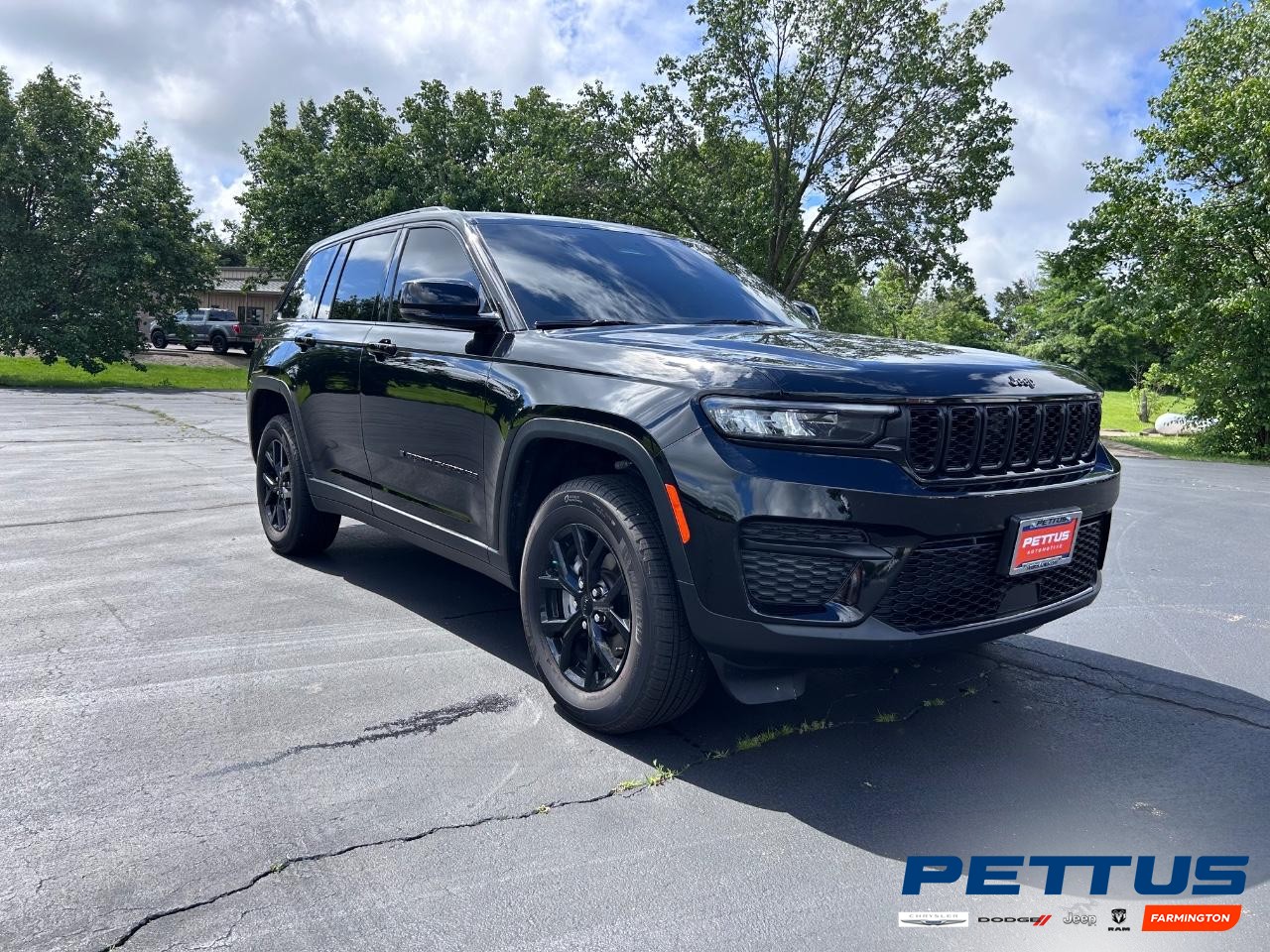 2024 Diamond Black Crystal Pearlcoat Jeep Grand Cherokee Altitude SUV