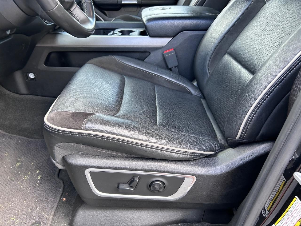 2020 Diamond Black Crystal Pearlcoat Ram 1500 Laramie 4X4 Truck
