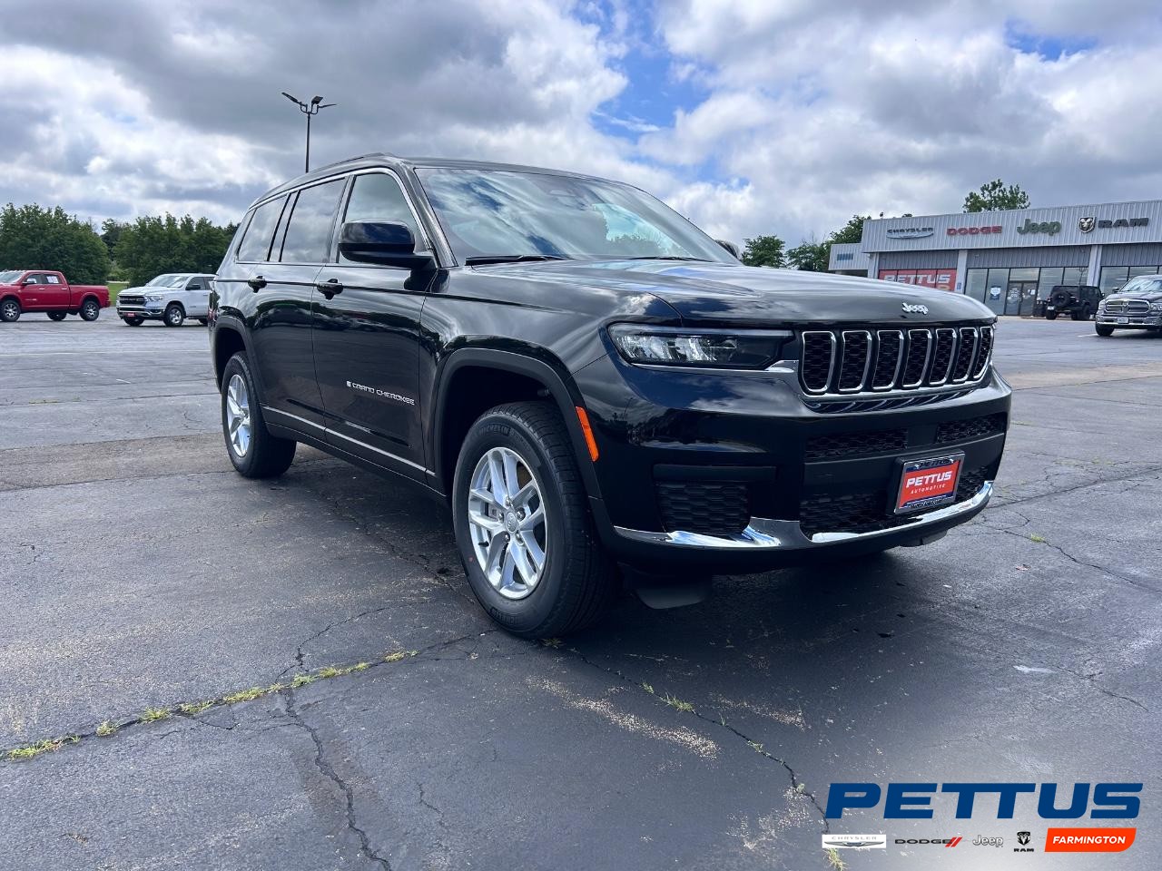 2025 Diamond Black Crystal Pearlcoat Jeep Grand Cherokee L Laredo X SUV
