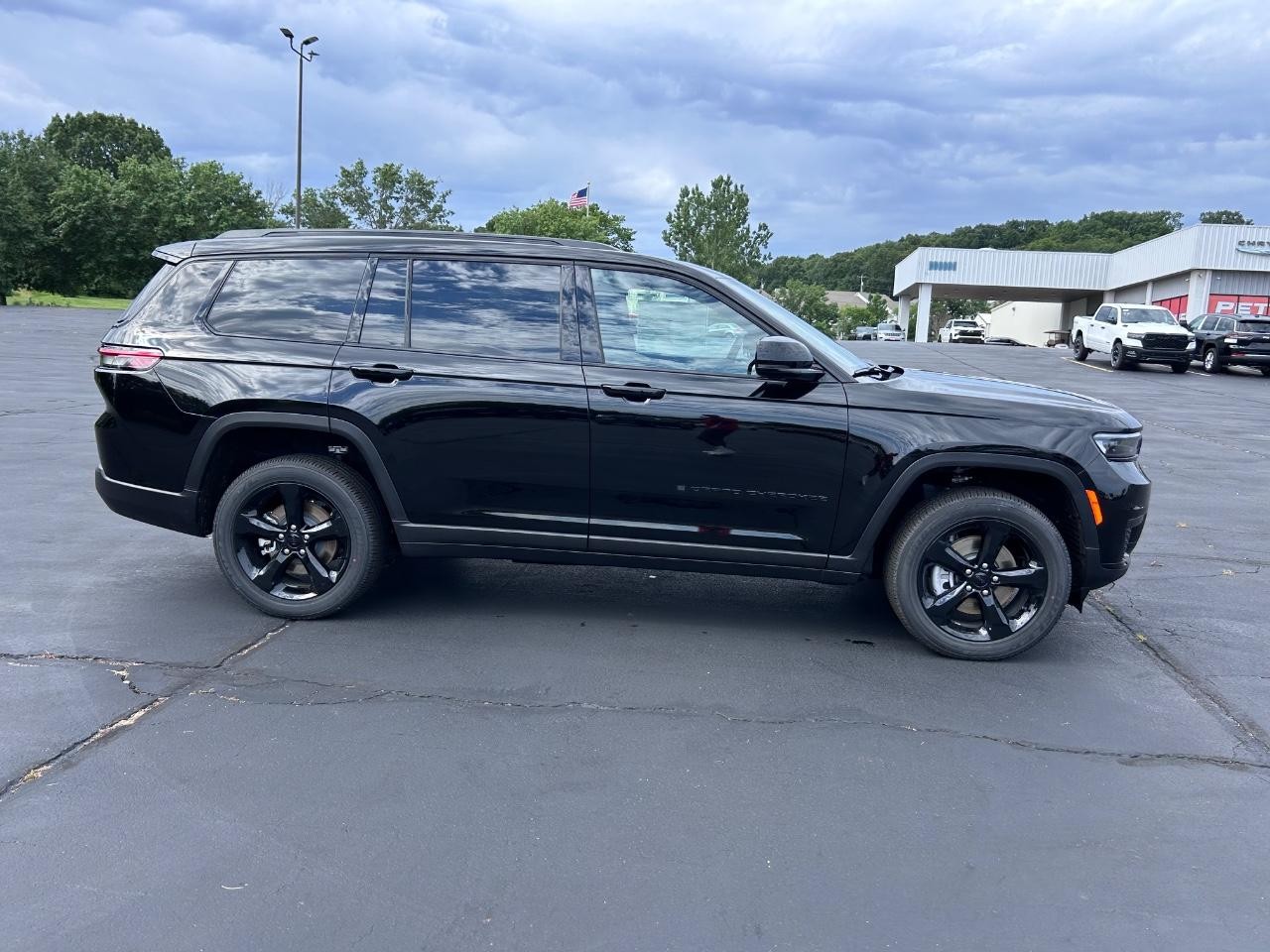 2025 Diamond Black Crystal Pearlcoat Jeep Grand Cherokee L Altitude X 4X4 SUV