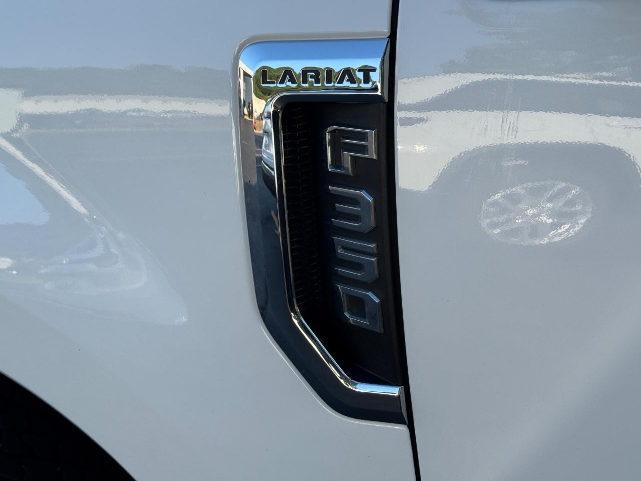 2017 Oxford White Ford Super Duty F-350 SRW Lariat 4X4 Truck