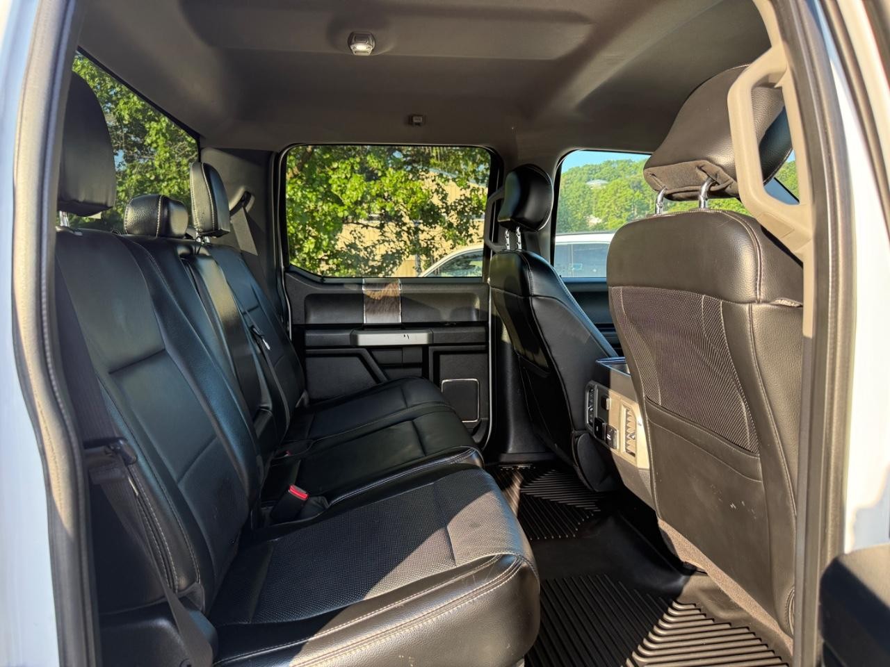 2017 Oxford White Ford Super Duty F-350 SRW Lariat 4X4 Truck