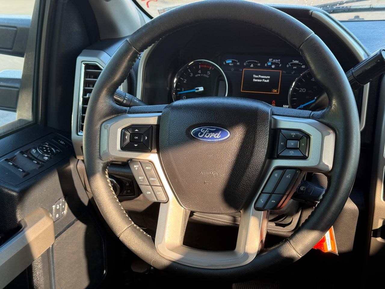 2017 Oxford White Ford Super Duty F-350 SRW Lariat 4X4 Truck