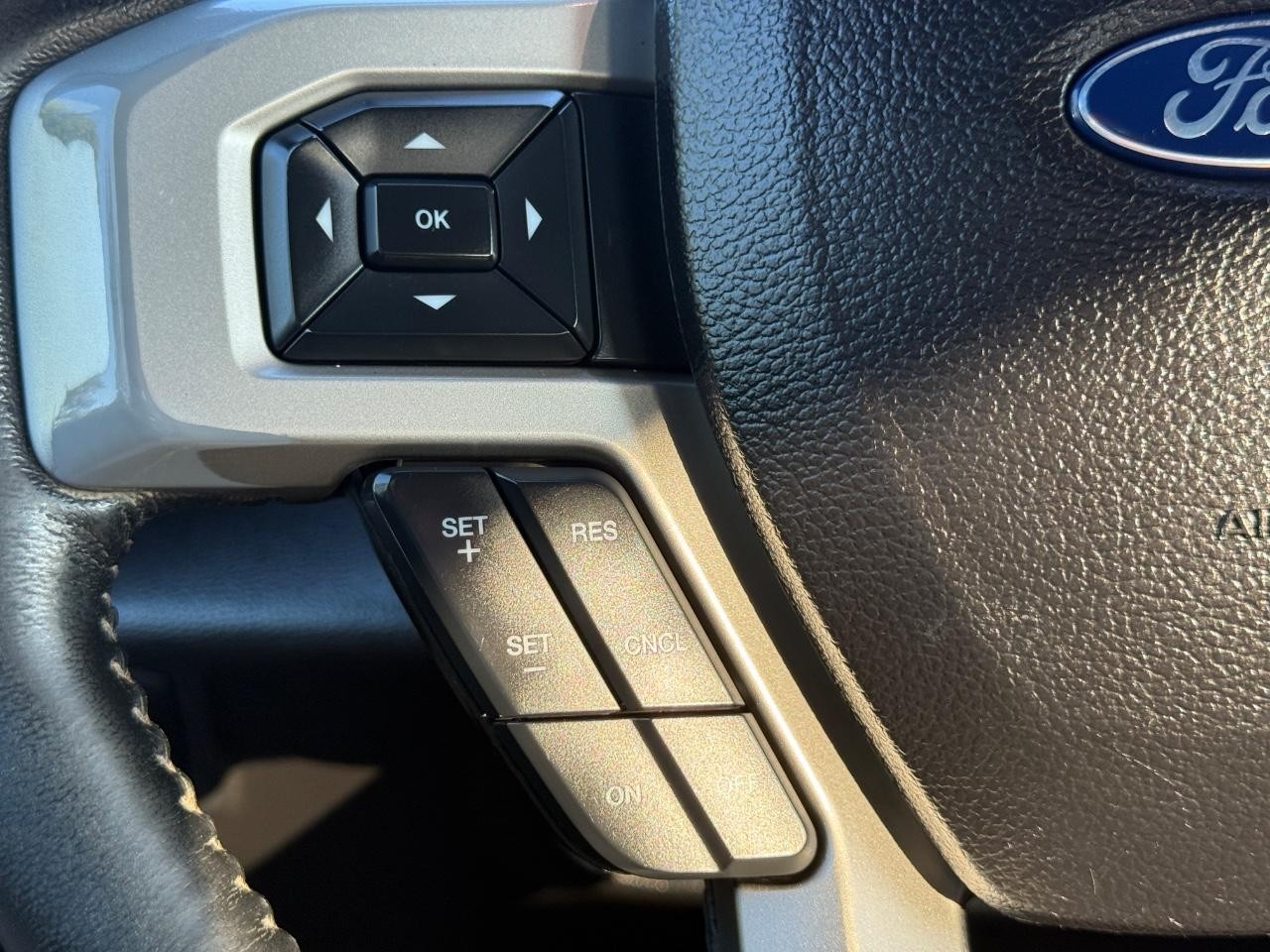 2017 Oxford White Ford Super Duty F-350 SRW Lariat 4X4 Truck