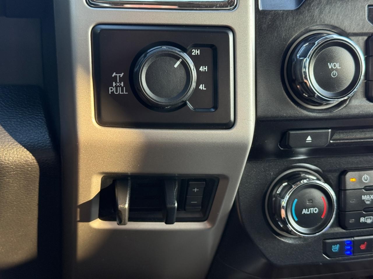 2017 Oxford White Ford Super Duty F-350 SRW Lariat 4X4 Truck