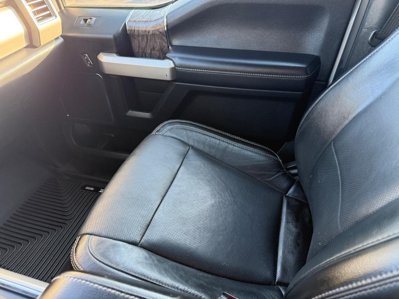 2017 Oxford White Ford Super Duty F-350 SRW Lariat 4X4 Truck