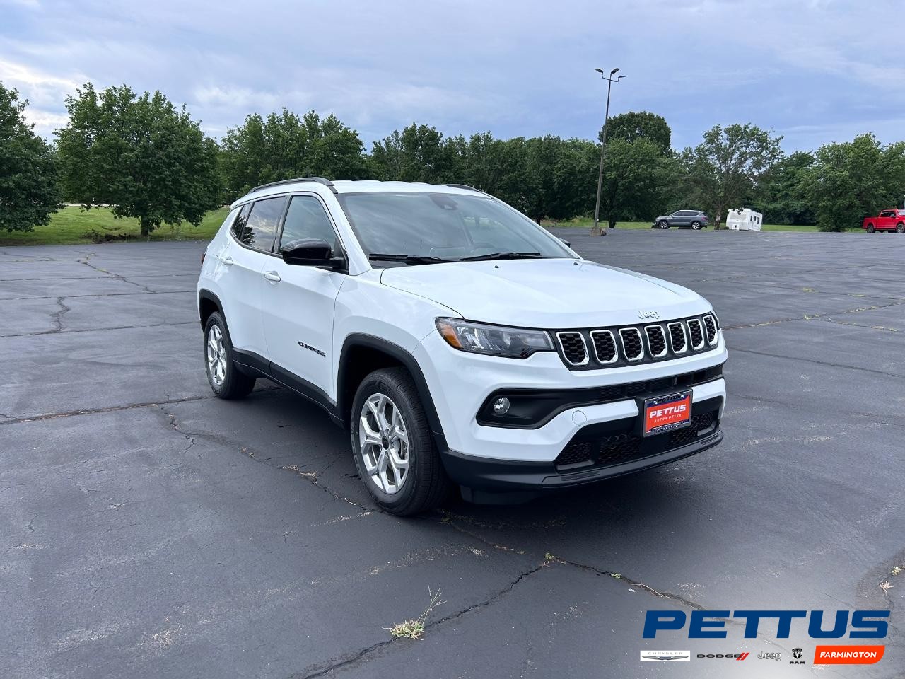 2025 Bright White Clearcoat Jeep Compass Latitude SUV